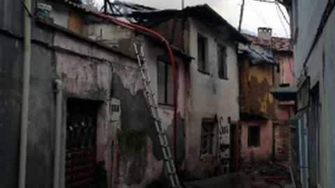 Evi Yanan Temizlik İşçisinin Göz Yaşları