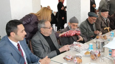 Elazığ'da Halk Sağlığı Çalışanları Yaşlıları Ziyaret Edip Hediye Verdi
