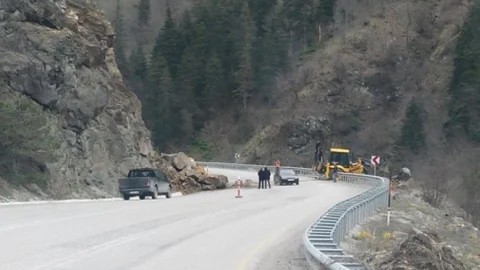 Küre'de Toprak Kayması Yaşandı