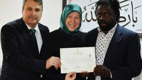 Dini Kitaptan Etkilenip Müslüman Oldu