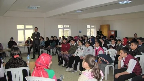 Cumhuriyet Ortaokulu'nda Münazara