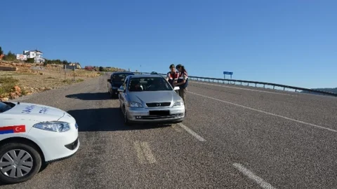 Jandarma Devriyeler Sırasında Aranan 683 Kişiyi Yakaladı