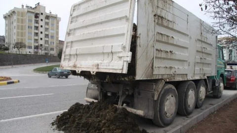 Gaziantep'te Kamyondan Yola Dökülen Gübre Tehlikeye Neden Oldu