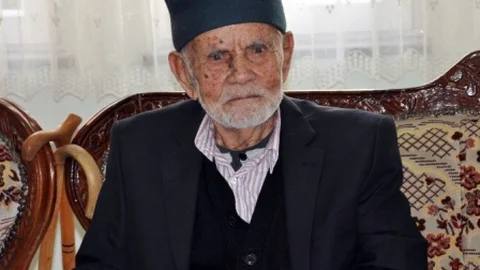 Sivas Valisi Barut Yaşlılara Türkü Söyledi