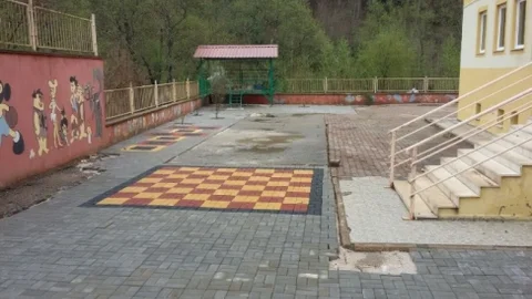 Tirıllar İlkokulu'na Çevre Düzenlemesi Ve Spor Alanları Yapılıyor