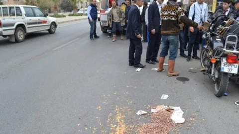 Motosiklet Sürücüsü İki Araç Arasında Kaldı