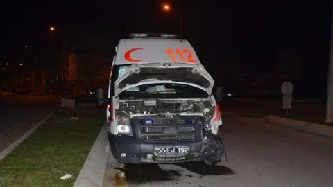 Ambulans İle Otomobilin Çarpıştığı Kaza Anı Kamerada