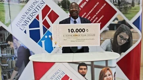 Hkü Öğretim Üyesi Birincilik Ödülünü Başbakan Davutoğlu'ndan Aldı