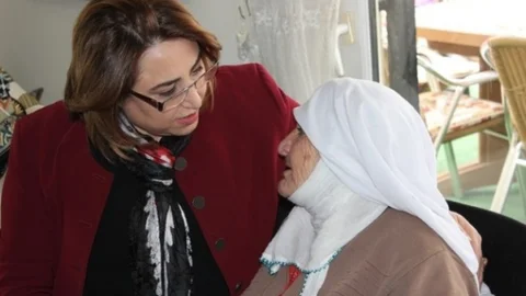 Aydın'da Öğretmen Ve Öğrenciler Yaşlıların Gönlünü Aldı