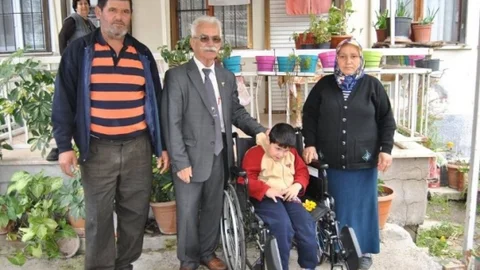 Mavi Kapaklar Tekerlekli Sandalye'ye Dönüştü