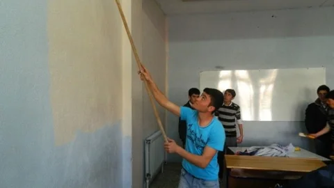 Öğretmen Ve Öğrenciler Birlikte Okulu Boyadı