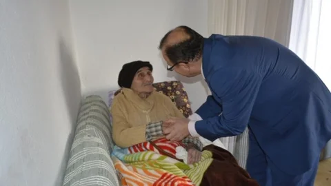 Kaymakam Köken 103 Yaşındaki Dedeyi Ziyaret Etti