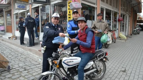 Kula Polisinden Broşürlü Kask Uyarısı