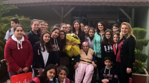 Torunlar Nine Ve Dedelerini Ziyaret Etti