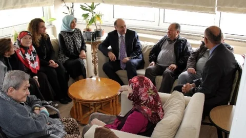 Vali Azizoğlu'ndan Huzurevine Ziyaret