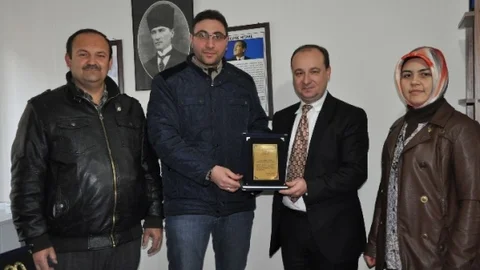 12 Eylül Ortaokulu'ndan İHA Muhabirine Plaket