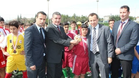 Yıldız Futbolcular Kupalarını Aldılar