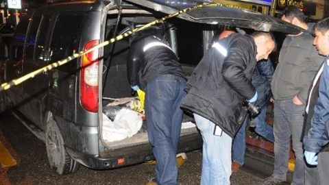 Yüzlerce Kişinin Gözleri Önünde Öldüresiye Dövdüler