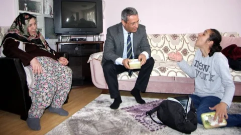 (Özel Haber) Bağırsakları Dışarıda Gezen Kadına Yıldırım Belediyesi Sahip Çıktı