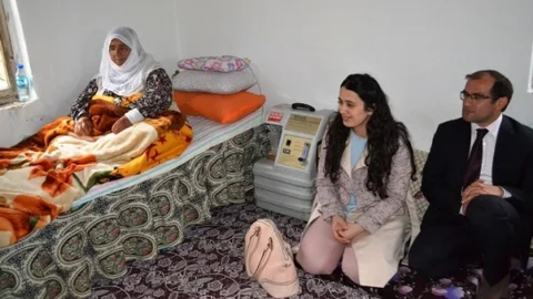 Kaymakam Ayca Ve Eşi Yaşlıları Evlerinde Ziyaret Etti