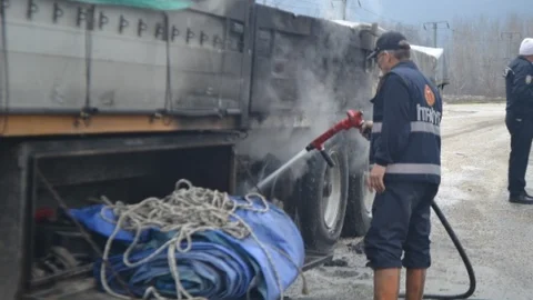 Teker Lastiği Patlayan Tir Dorsesi Alev Aldı
