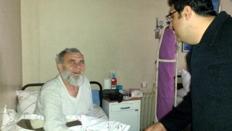 Başkan Ekeş Hastanede Yatan Hastaları Ziyaret Etti