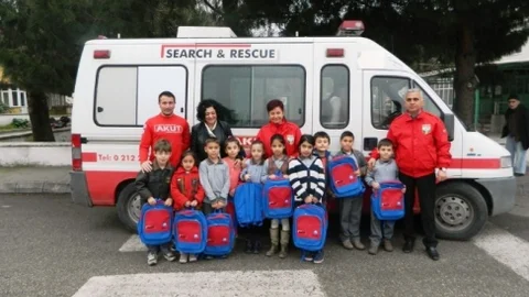 Burhaniyeli Öğrencilere AKUT Çantası