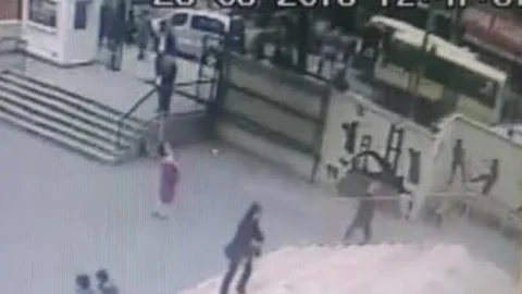 Yolcu Minibüsünün İlkokul Öğrencisini Ezmesi Güvenlik Kameralarına Yansıdı