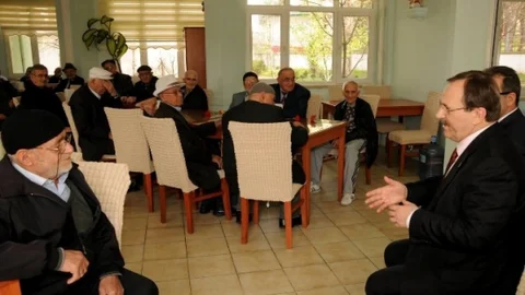 Başkan Şahin Ve Eşinden Huzurevine Ziyaret