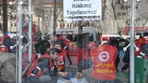 Belediye Binasında İşçilerin Bekleyişi Devam Ediyor