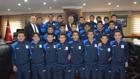 Başkan Şükrü Sözen'den Başarılı Sporculara Ödül