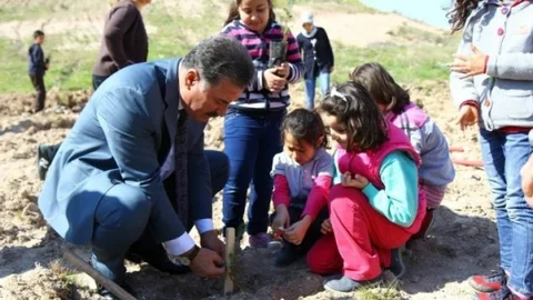 Başkan Tuna Öğrencilerle Fidan Dikti