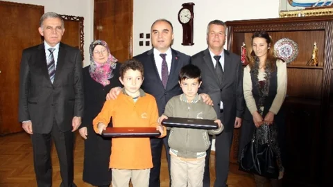 Başbakan Davutoğlu Çocuklara Verdiği Bilgisayar Sözünü Yerine Getirdi