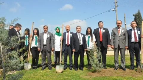 Öğrenciler Okulun Bahçesine 310 Fidan Dikti