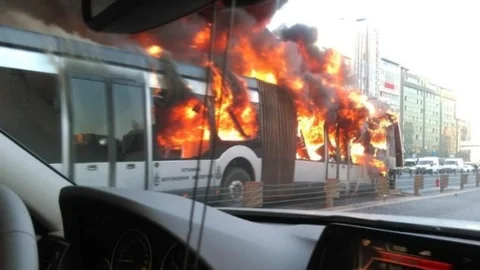 Metrobüs Alev Topuna Döndü