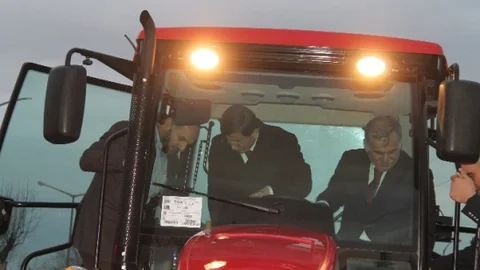 Başbakan Davutoğlu Traktör Kullandı