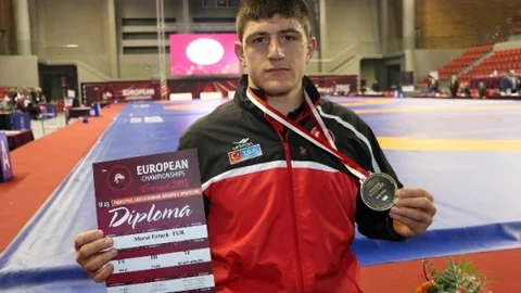 Milli Güreşçiler Avrupa Şampiyonası'na 3 Bronz Madalya İle Başladı