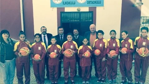 Yozgatlı Hayırsever İş Adamı Bilal Şahin Başarılı Öğrencileri Ödüllendirdi