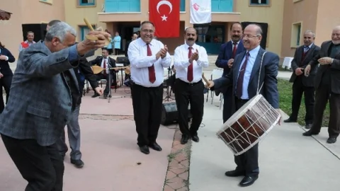 Vali Davulu Çaldı Muhtar Oynadı