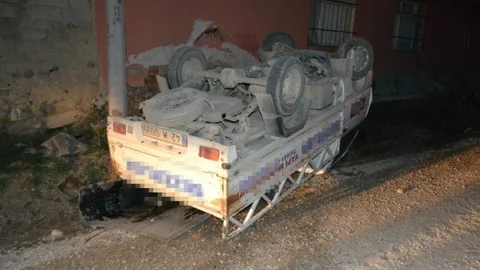 Pikap Evin Duvarına Çarptı 1 Yaralı