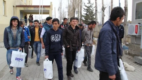 Polisten Başkaleli Sporculara Malzeme Desteği