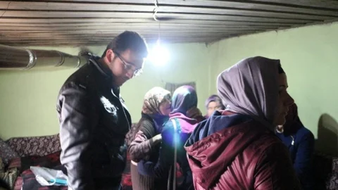 Ak Partili Kadın Ve Gençler Yaşlıları Evlerinde Ziyaret Etti