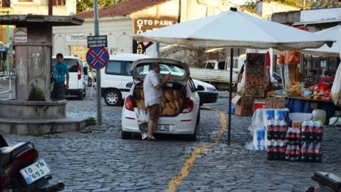 Ayvalık'ta Açık Havada Ekmek Satışına Sert Tepki