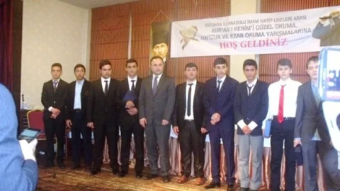 Gediz Anadolu İmam Hatip Lisesi Kuran Okuma Yarışması'nda İkinci Oldu
