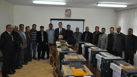 Besni Belediyesi'nden Muhtarlara Bilgisayar