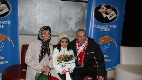 Yaşlılar Torunlarıyla Yemekte Buluştu