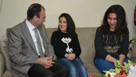 İl Milli Eğitim Müdürü Çandıroğlu'ndan Görme Engelli Çetinkaya'nın Evine Ziyaret