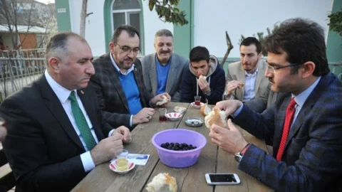 Başkan Çağlayan Kapı Kapı Gezip Karanfil Dağıttı