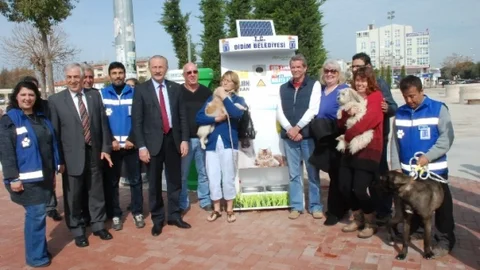 Didim'de Sokak Hayvanlarına Mamamatik Hizmeti