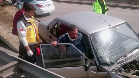 Otomobil Bariyerlere Girdi 1 Yaralı